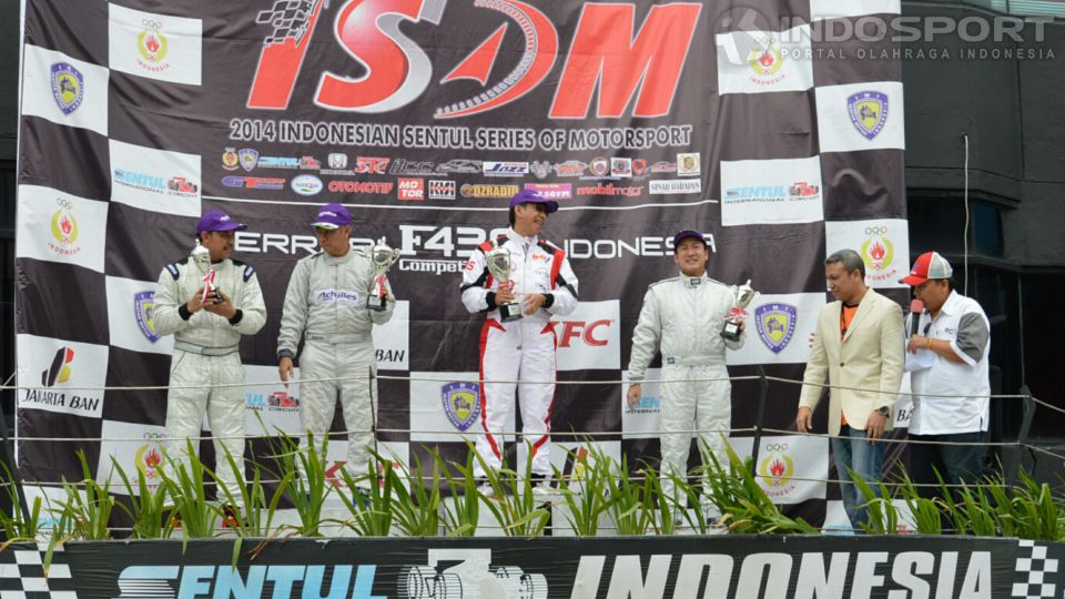 Pebalap ABM Motorsport, Paul Montolalu (tengah) saat di podium usai memenangi kelas Ferrari F430 pada Kejuaraan Indonesian Sentul Series of Motorsport (ISSOM) 2014 di Sirkuit Internasional Sentul, Minggu (30/11/14). Copyright: © Ratno Prasetyo/INDOSPORT
